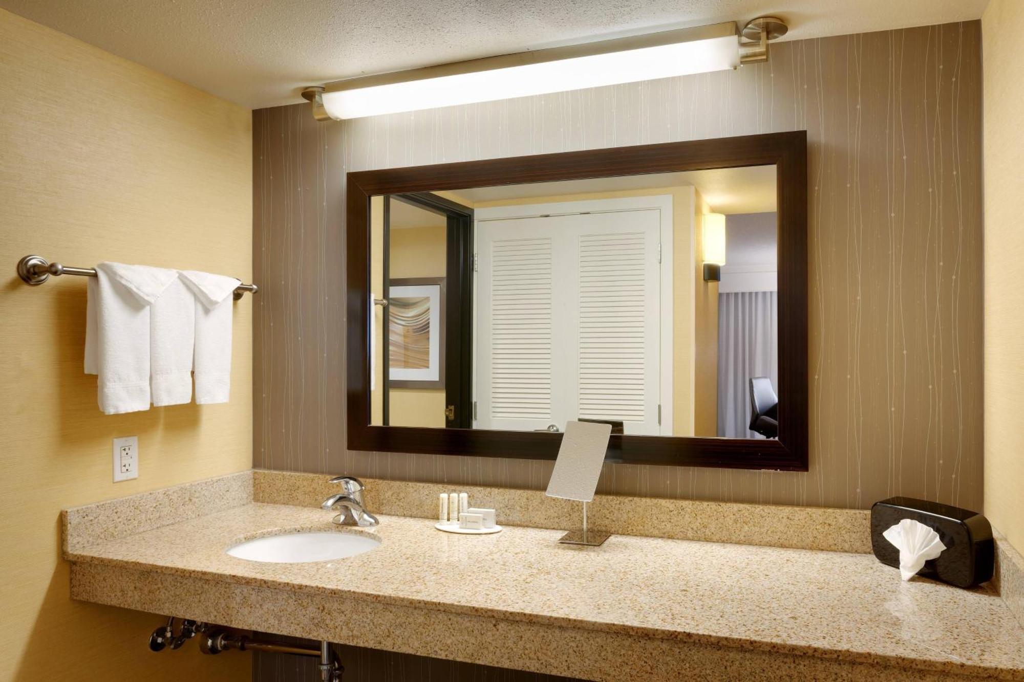 Courtyard By Marriott Salt Lake City Санди Экстерьер фото